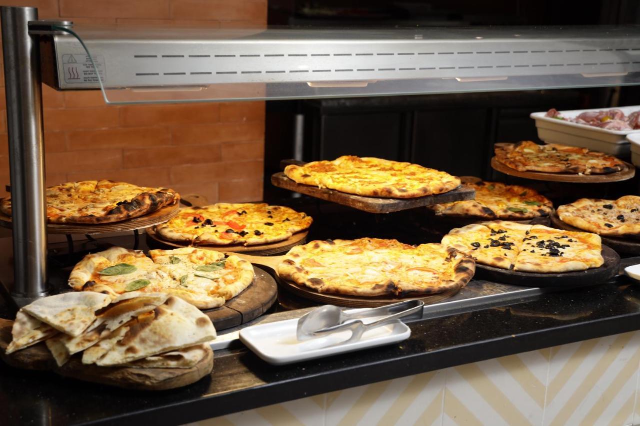 The Mirage Resort & Spa Χαμμαμέτ Εξωτερικό φωτογραφία A display of pies at a bakery